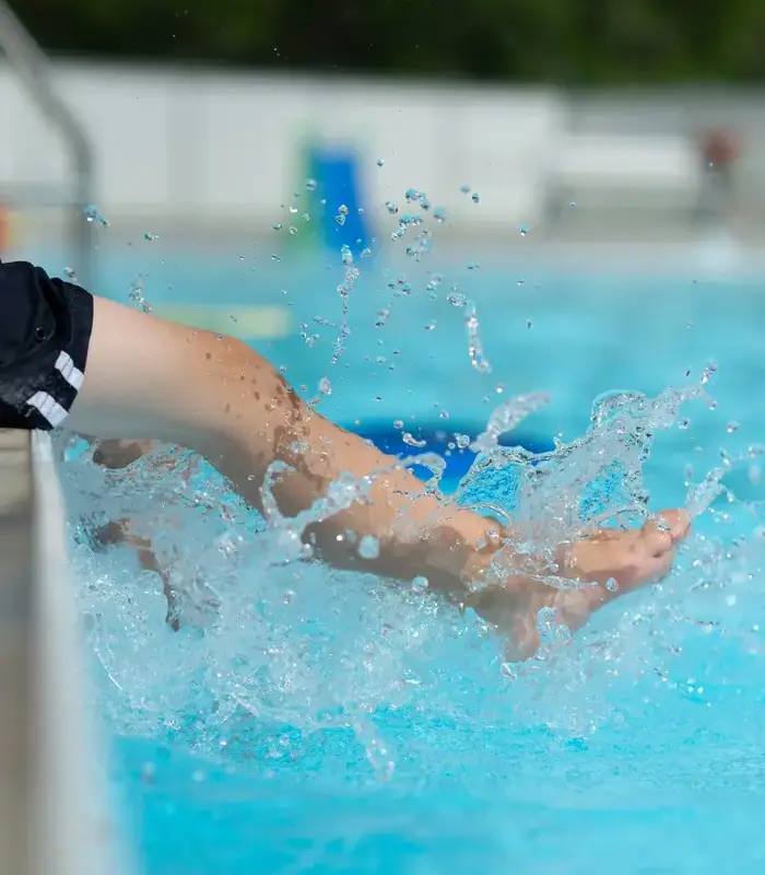 Enfant dans la piscine